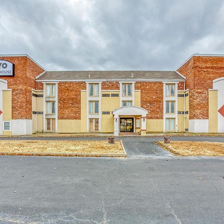 Oyo Townhouse Tulsa Woodland Hills Hotel Exterior photo