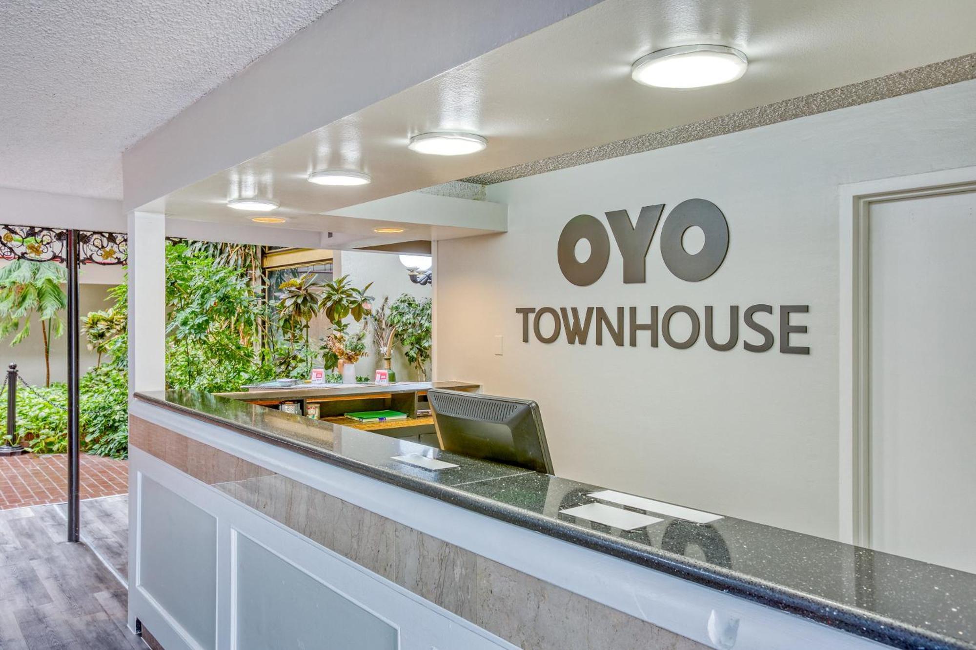 Oyo Townhouse Tulsa Woodland Hills Hotel Exterior photo