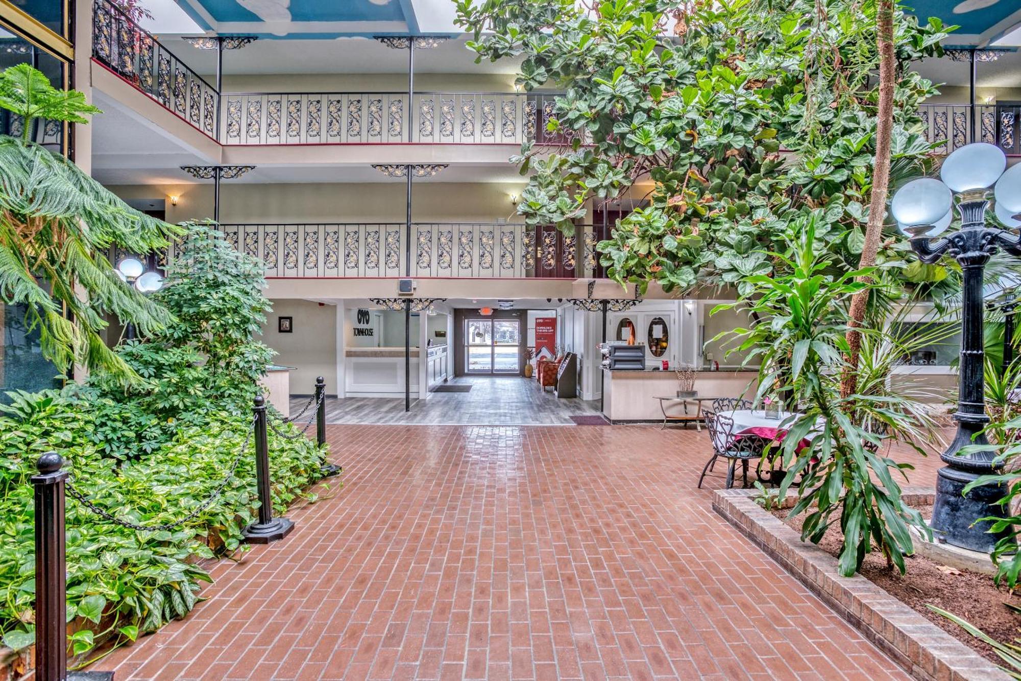 Oyo Townhouse Tulsa Woodland Hills Hotel Exterior photo