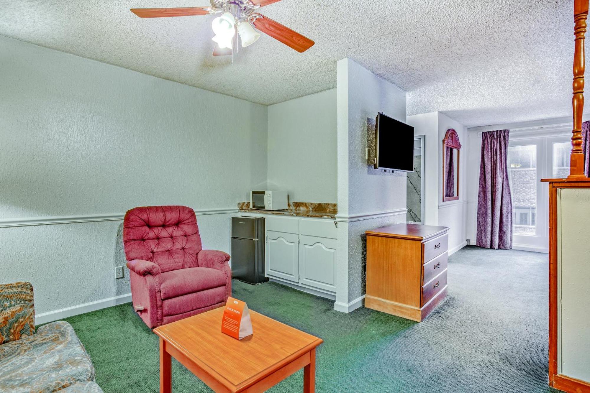 Oyo Townhouse Tulsa Woodland Hills Hotel Exterior photo