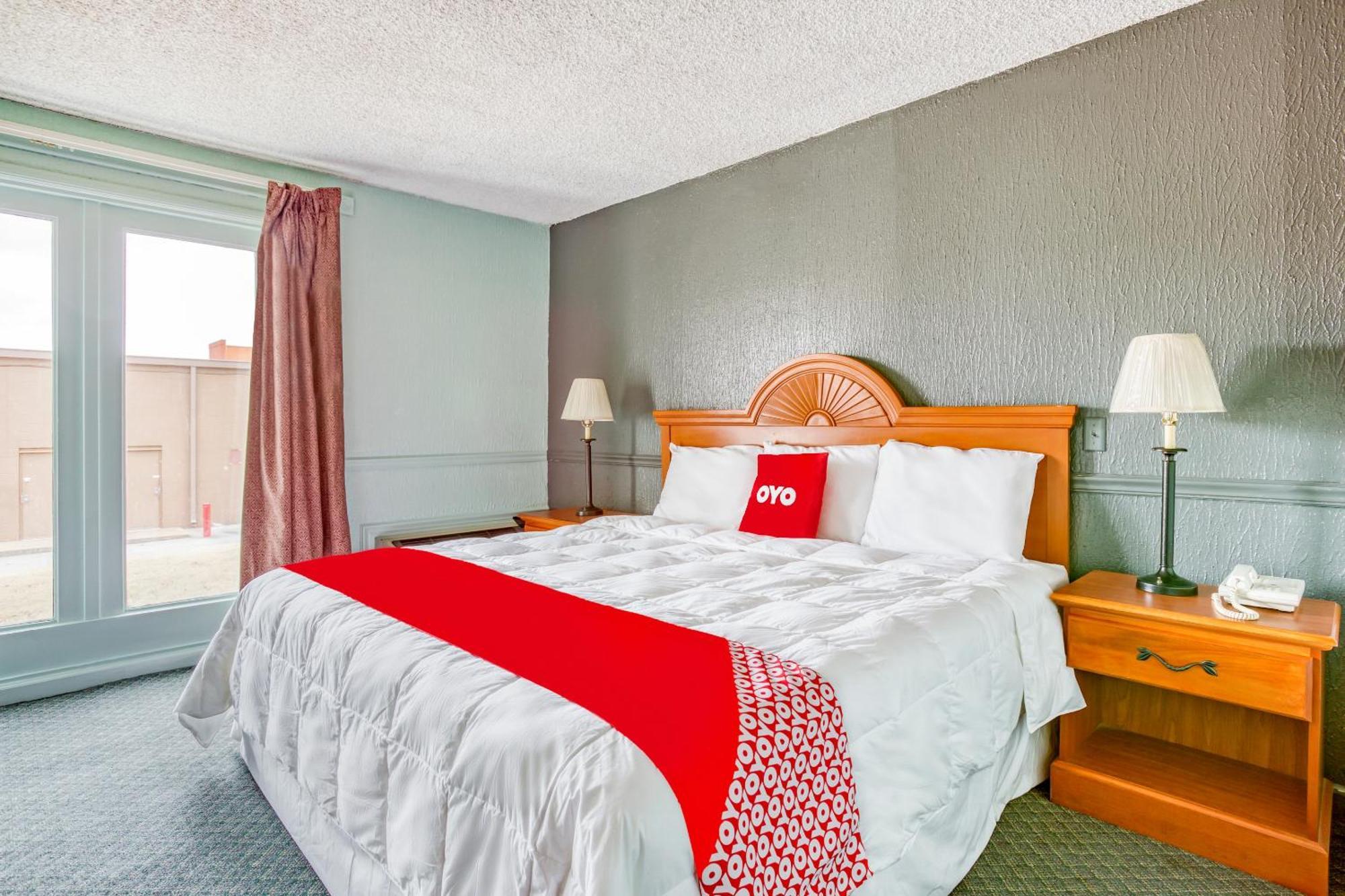 Oyo Townhouse Tulsa Woodland Hills Hotel Exterior photo