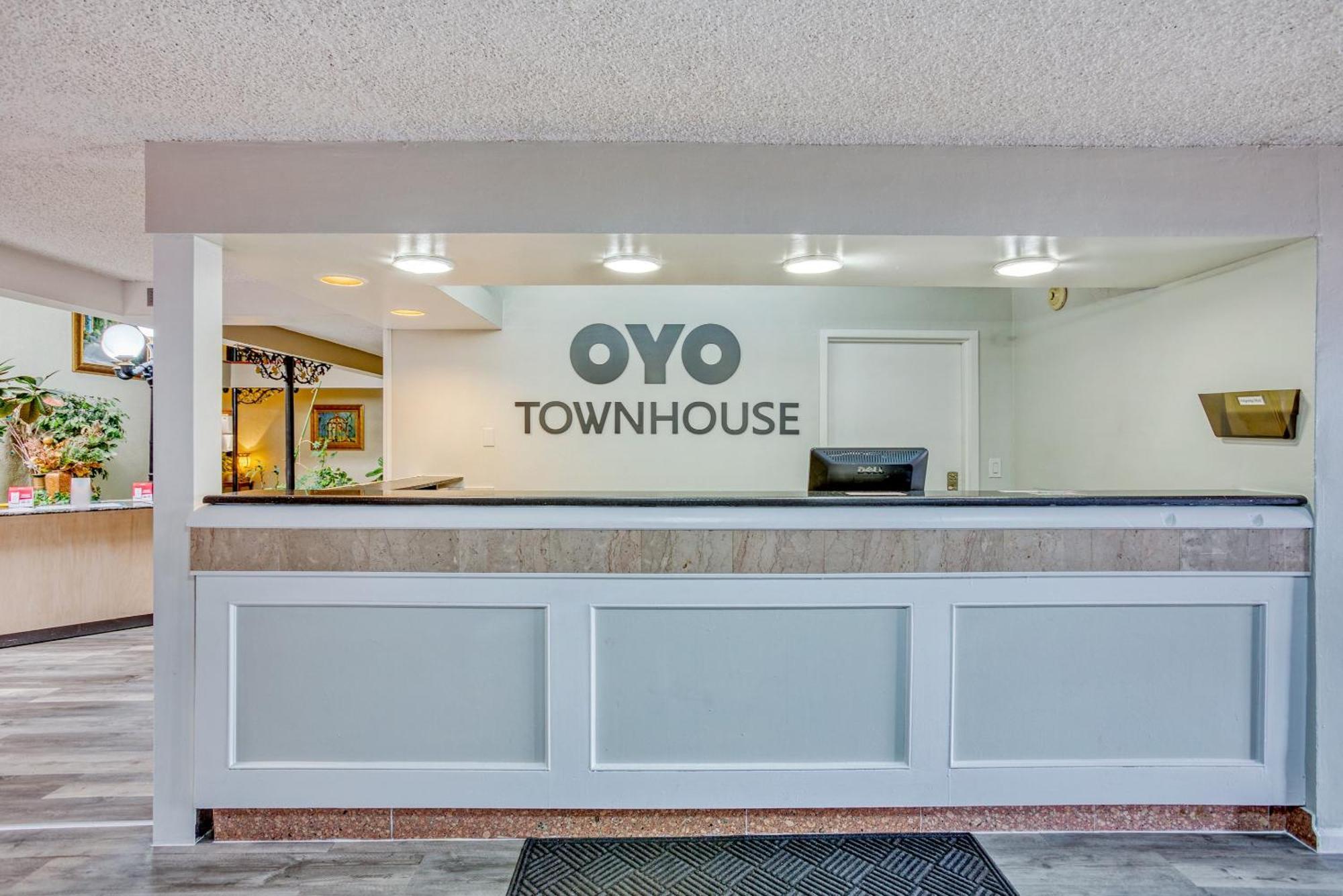 Oyo Townhouse Tulsa Woodland Hills Hotel Exterior photo