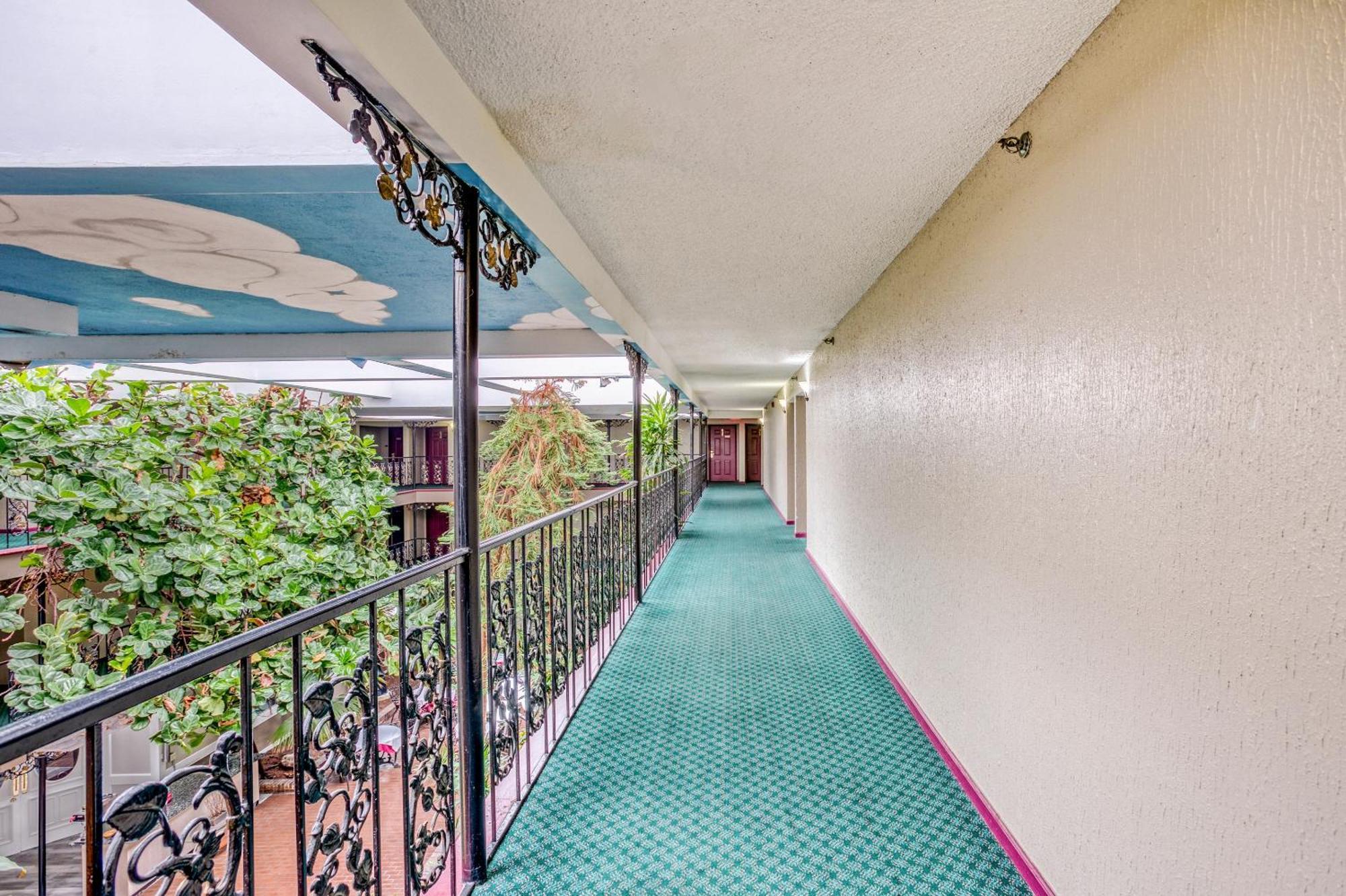 Oyo Townhouse Tulsa Woodland Hills Hotel Exterior photo