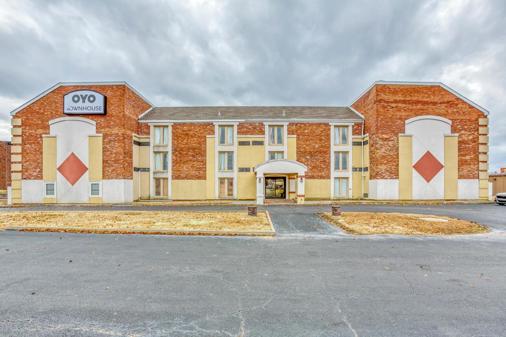 Oyo Townhouse Tulsa Woodland Hills Hotel Exterior photo