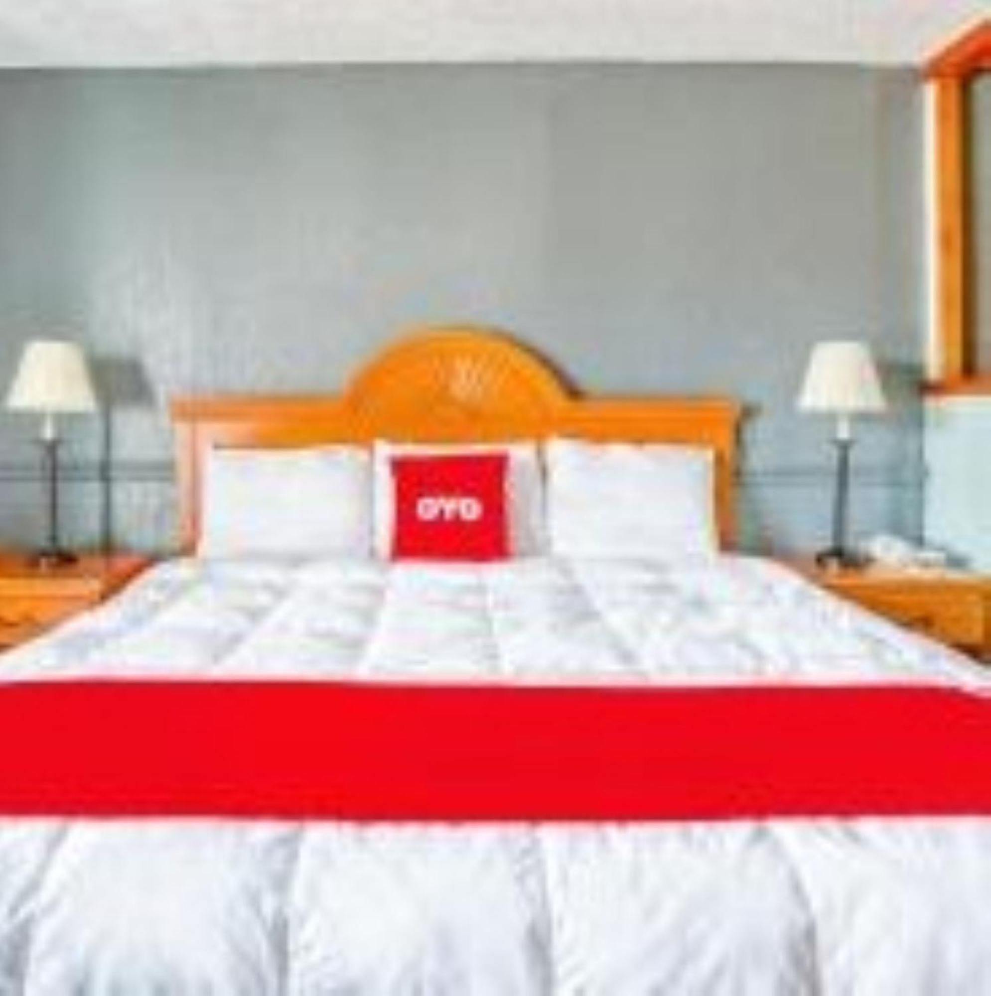 Oyo Townhouse Tulsa Woodland Hills Hotel Exterior photo